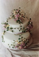 Pink rose & ivy cake